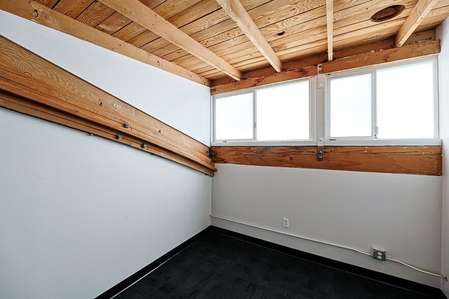 More Photos Of 1041 N Mansfield Ave, Los Angeles Light Distribution For Lease
