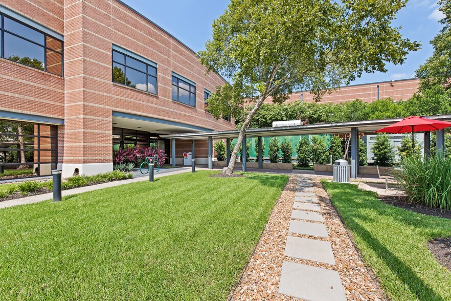 More Photos Of 4700 W Sam Houston Pky N, Houston Office For Lease