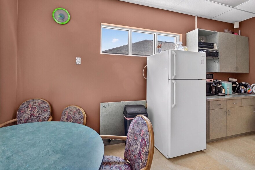 More Photos Of 1801 Salk Ave, Tavares Medical For Sale