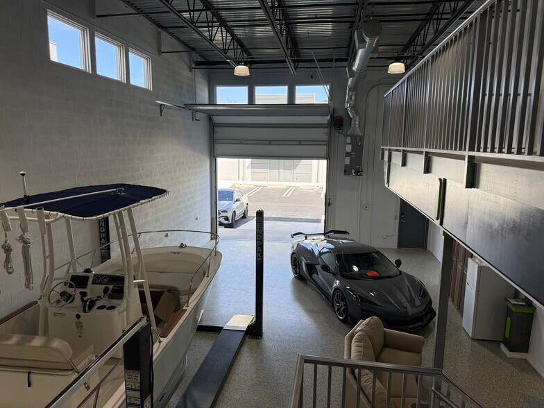 More Photos Of 861 NE Industrial Blvd, Jensen Beach Warehouse For Lease