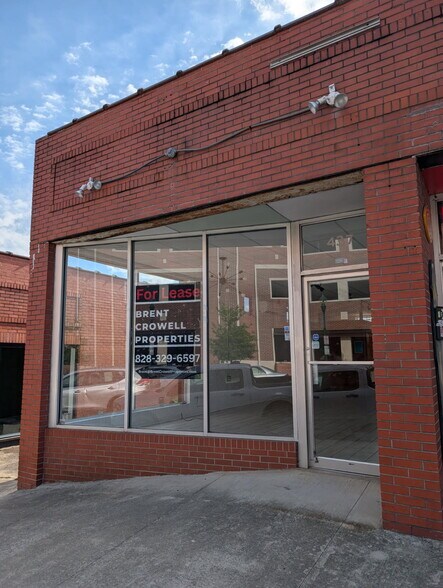 More Photos Of 437 N Church St, Hendersonville General Retail For Lease