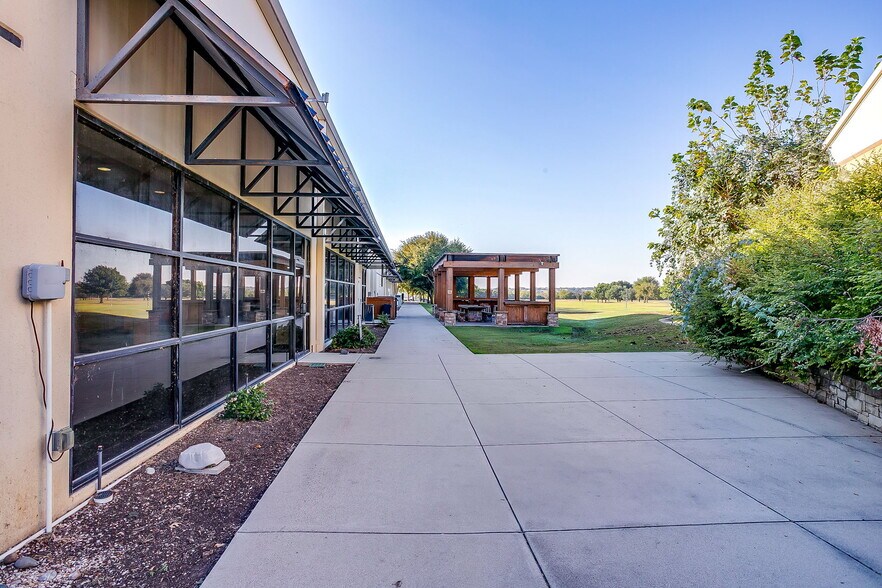 More Photos Of 3262 Chapel Creek Blvd, Fort Worth Office For Lease