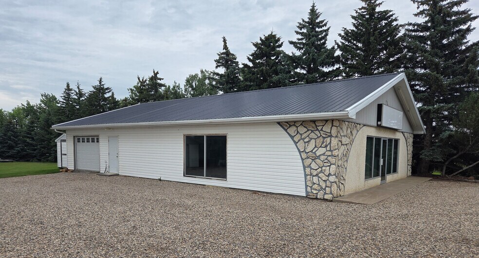 Primary Photo Of 1409 1st Avenue NW, Weyburn Showroom For Lease