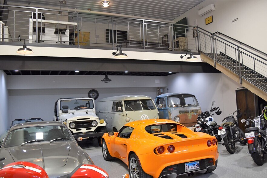 More Photos Of 2108-2260 Ferry Rd, Naperville Showroom For Sale