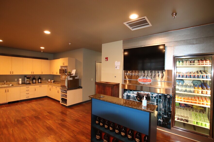 More Photos Of 450 SW Powerhouse Dr, Bend Storefront For Lease