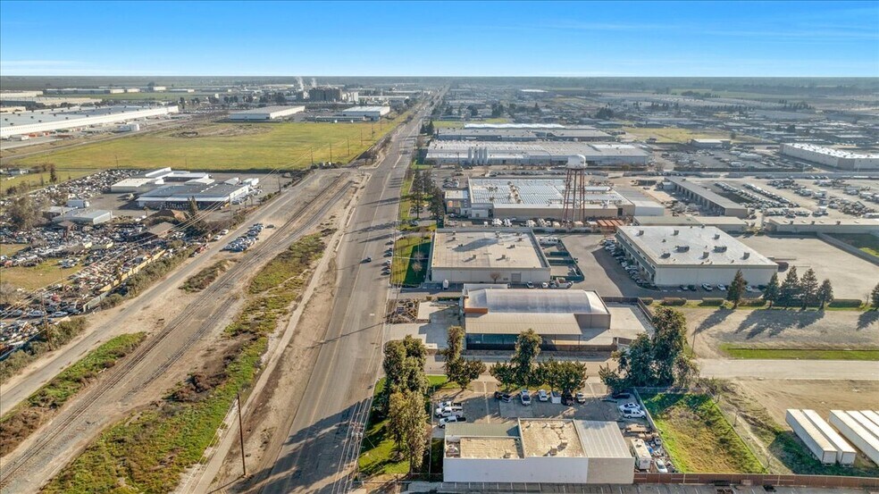 More Photos Of 10417 W Goshen Ave, Visalia Warehouse For Lease