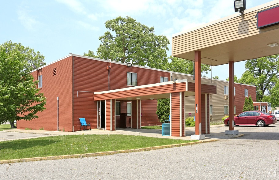 Primary Photo Of 815 S 1st St, Waite Park Hotel For Sale