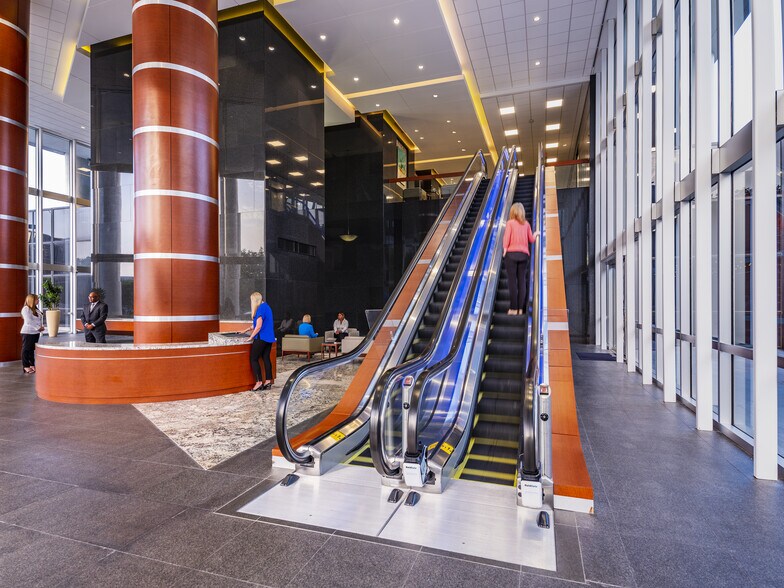 More Photos Of 24 Greenway Plz, Houston Office For Lease