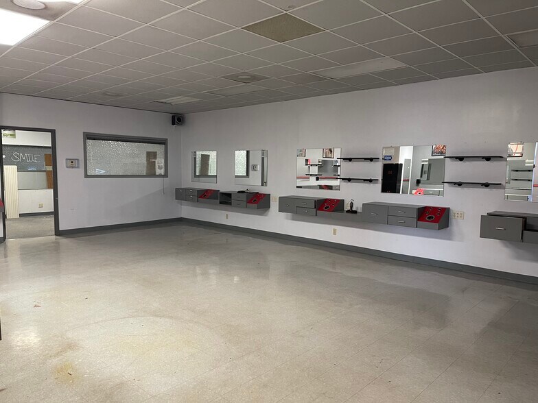 More Photos Of 2720 W 12th St, Sioux Falls Storefront For Lease