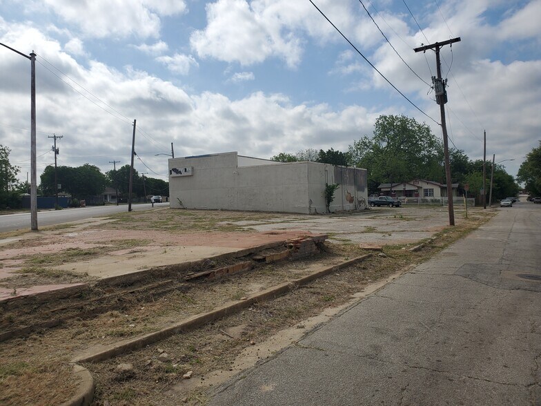 More Photos Of 804 Nashville Ave, Fort Worth Freestanding For Sale