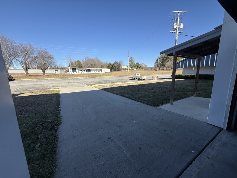 More Photos Of 214 Industrial Park Rd, Livingston Manufacturing For Lease