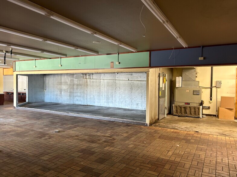 More Photos Of 1214 Franklin St, Waterloo General Retail For Sale