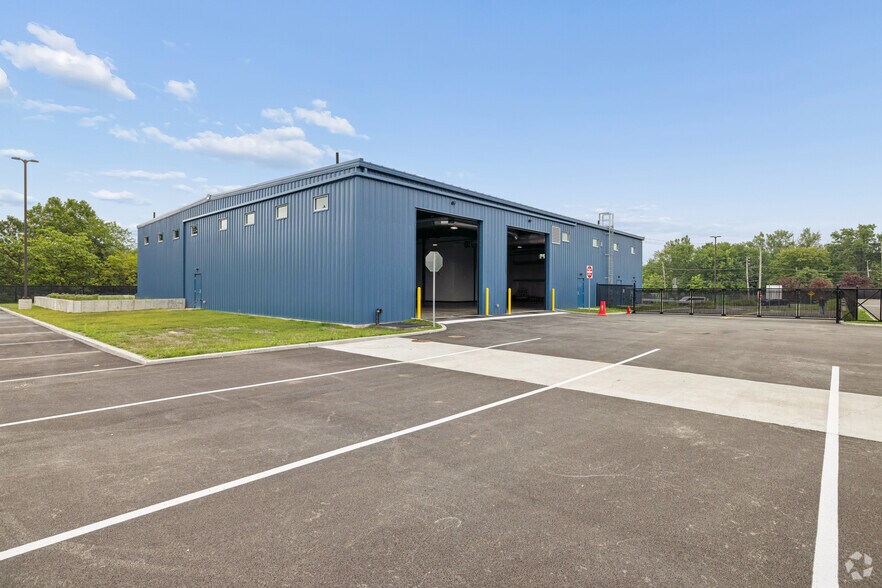 More Photos Of 2577 Forest Ave, Staten Island Truck Terminal For Lease