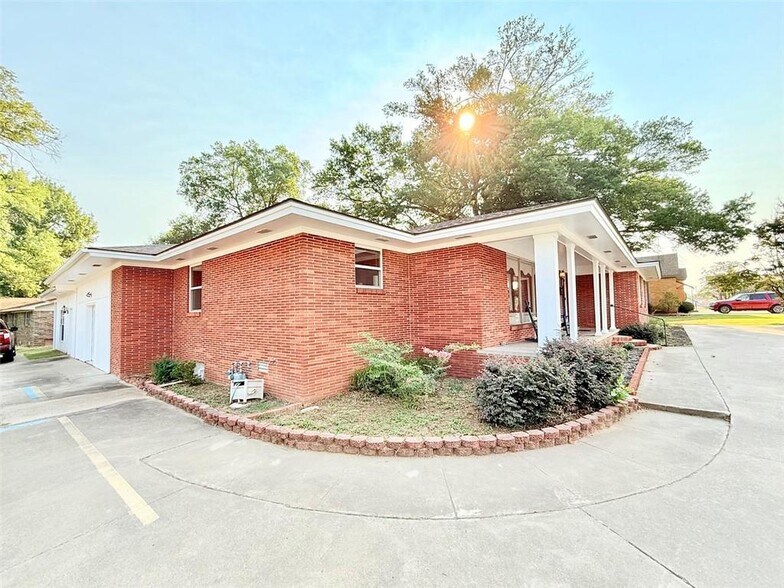 More Photos Of 2802 W Main St, Russellville Office For Sale