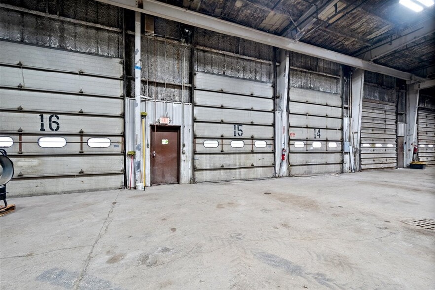 More Photos Of 310 W 162nd St, South Holland Manufacturing For Lease