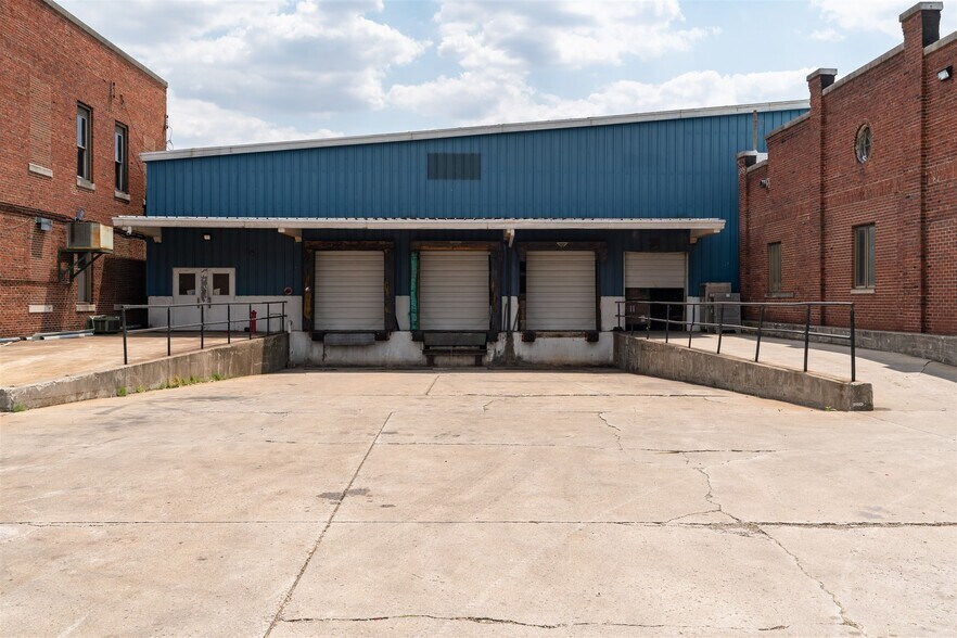 More Photos Of 1100 E Bell St, Bloomington Manufacturing For Lease