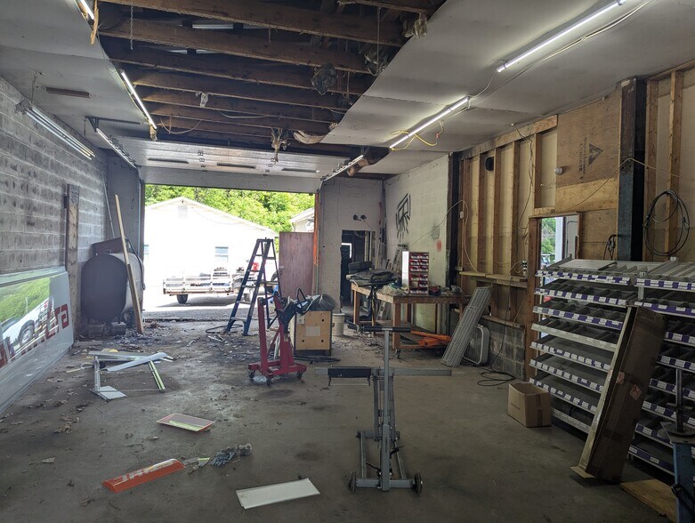 More Photos Of 14367 Lincoln Hwy, Everett General Retail For Sale