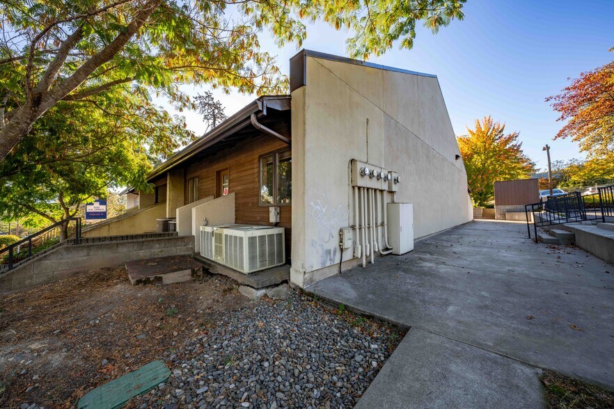 More Photos Of 700 NW Dimmick St, Grants Pass Specialty For Sale
