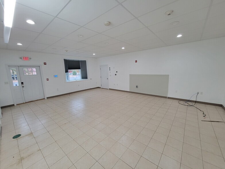 More Photos Of 19 North Rd, Chelmsford Showroom For Lease