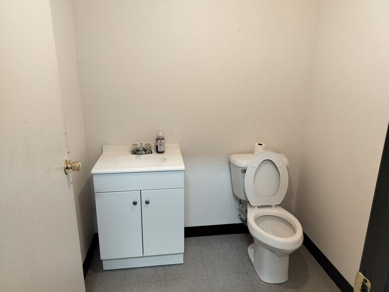 More Photos Of 7112 NW Melrose Ln, Oklahoma City Manufacturing For Lease