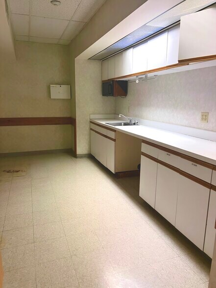 More Photos Of 2378 Wilshire Blvd, Mound Warehouse For Lease