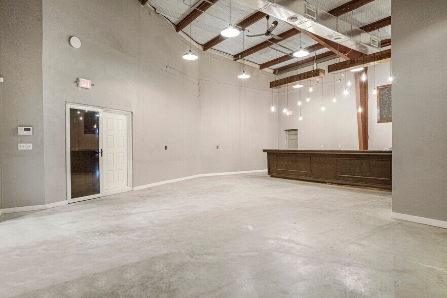 More Photos Of 16102-16104 University Oak, San Antonio Light Distribution For Lease