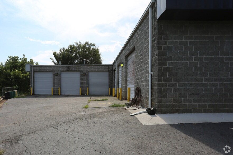 More Photos Of 9504 Highway 92 Walk, Woodstock Auto Repair For Lease