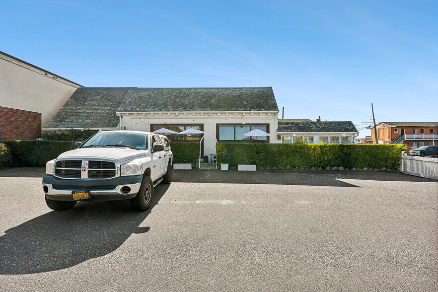 More Photos Of 4 S Elmwood Ave, Montauk Restaurant For Sale