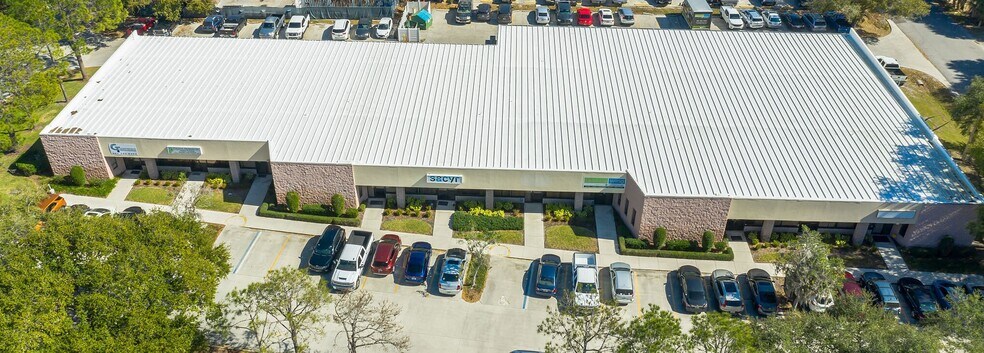 More Photos Of 567-585 Interstate Blvd, Sarasota Showroom For Lease