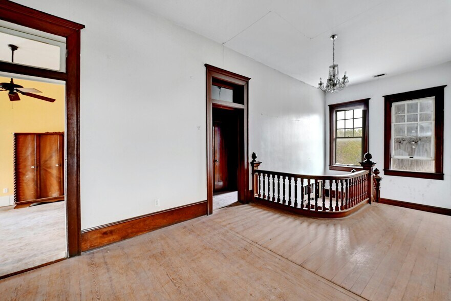 More Photos Of 709 N Lexington St, Manor Specialty For Sale