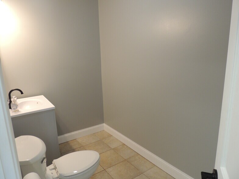 More Photos Of 1608 Lincolnway, Valparaiso Storefront Retail Office For Lease