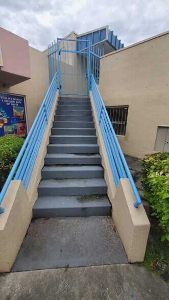 More Photos Of 330-332 W 9th St, Hialeah Storefront Retail Office For Lease