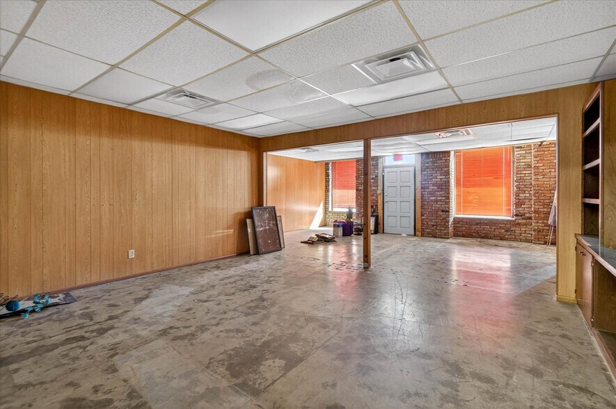 More Photos Of 121 N Maple St, Nowata Storefront For Sale