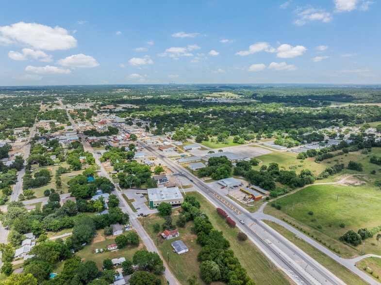 More Photos Of 621 W Travis St, La Grange Carwash For Sale