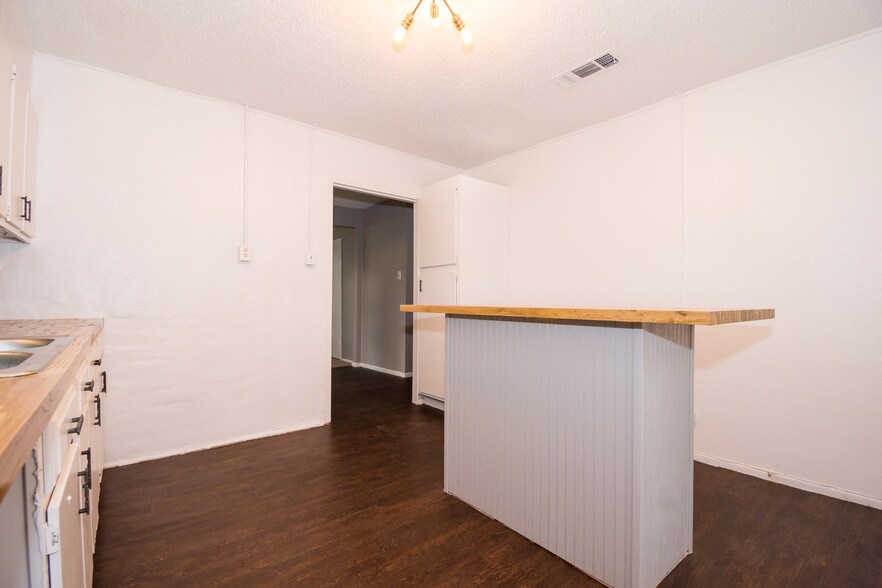More Photos Of 719 San Antonio St, Pleasanton Apartments For Sale