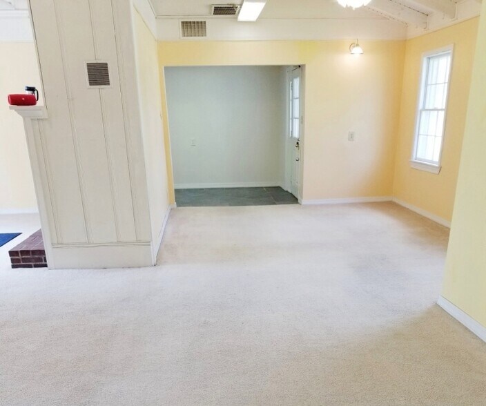 More Photos Of 250 Sunset Hills Dr, Sunrise Beach Storefront Retail Office For Sale