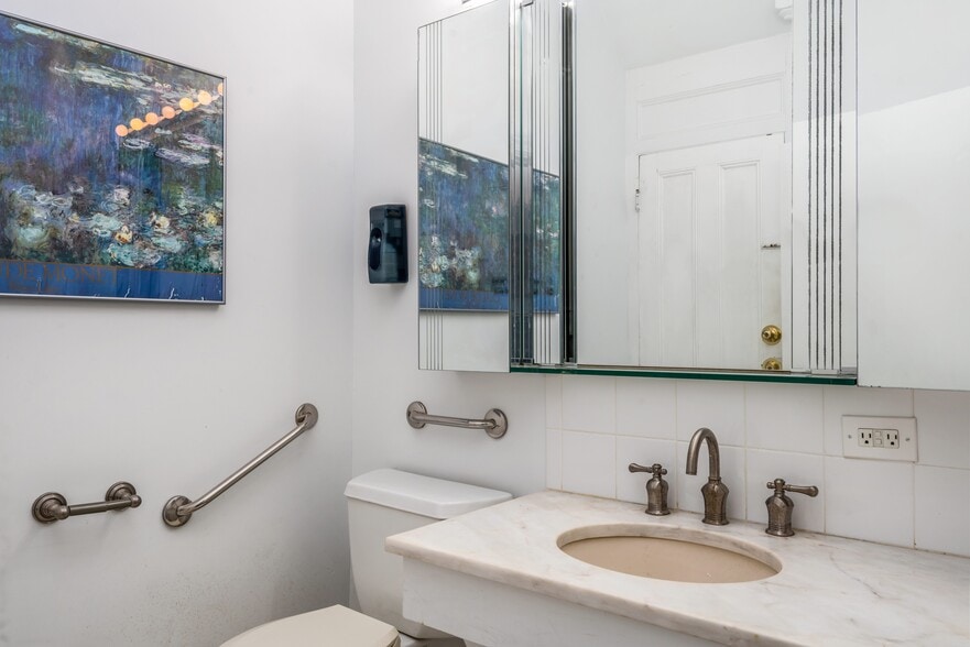 More Photos Of 5918 69th Ave, Ridgewood Office Residential For Lease