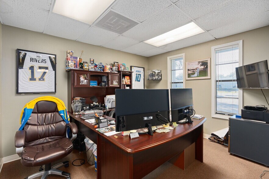 More Photos Of 175 Semoran Commerce Pl, Apopka Light Distribution For Sale