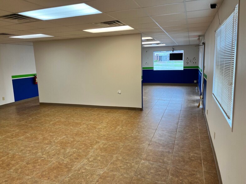 More Photos Of 418 W Chambers St, Cleburne Office For Lease