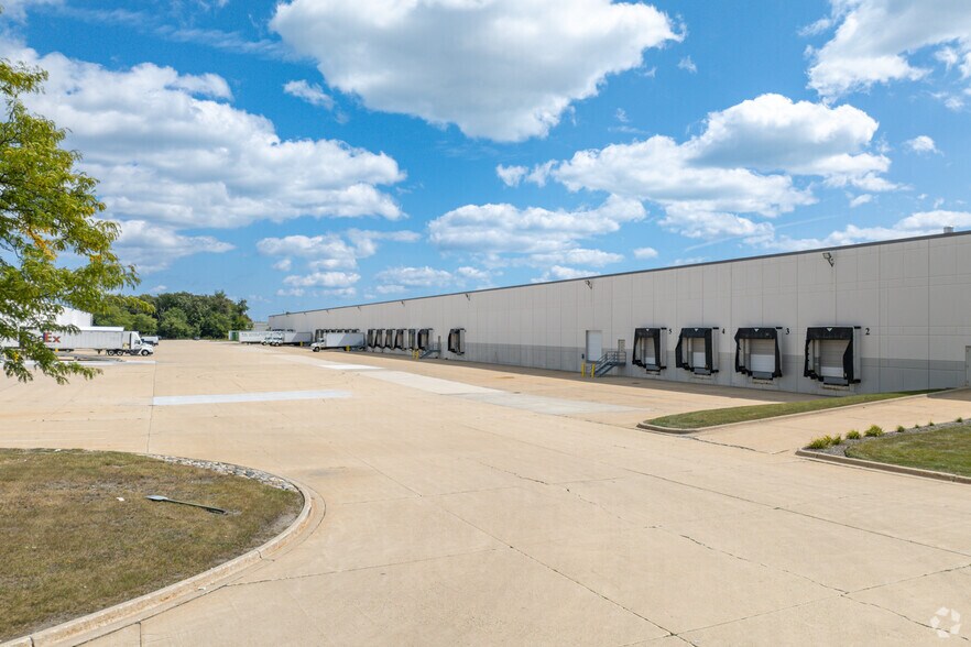 More Photos Of 3540-3630 Amhurst Pky, Waukegan Manufacturing For Lease