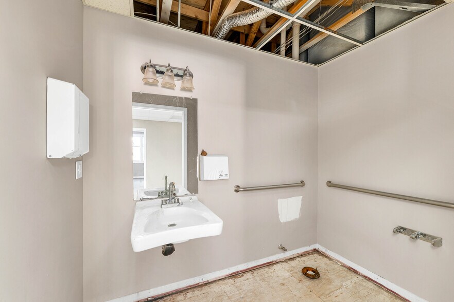 More Photos Of 5 Buttrick Rd, Londonderry Office For Lease