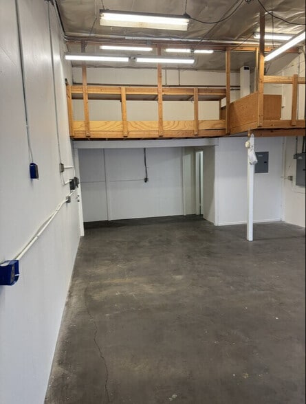 More Photos Of 5979 Reseda Blvd, Tarzana Warehouse For Lease