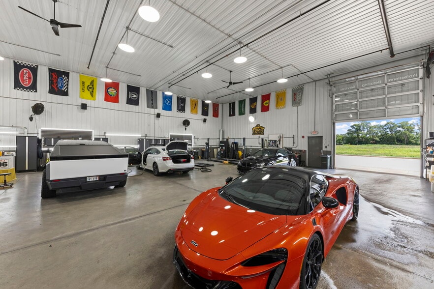 More Photos Of 2108-2260 Ferry Rd, Naperville Showroom For Sale