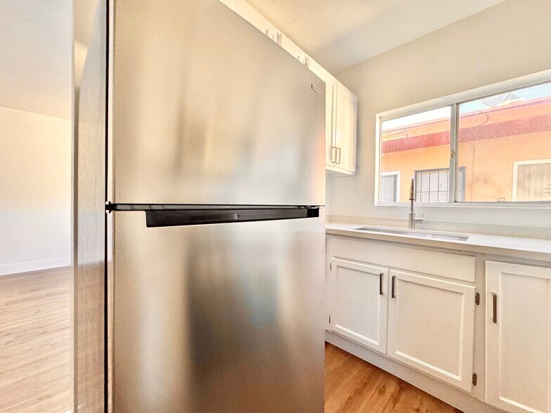 More Photos Of 2718 S Cochran Ave, Los Angeles Apartments For Sale