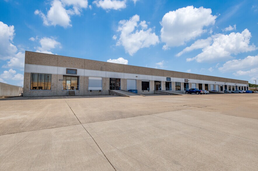 More Photos Of 1922-1938 N Great Southwest Pky, Grand Prairie Distribution For Lease