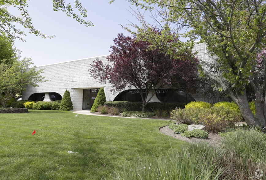 More Photos Of 320 Oser Ave, Hauppauge Warehouse For Lease