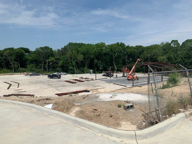 More Photos Of 500 Winscott Rd, Benbrook Manufacturing For Sale
