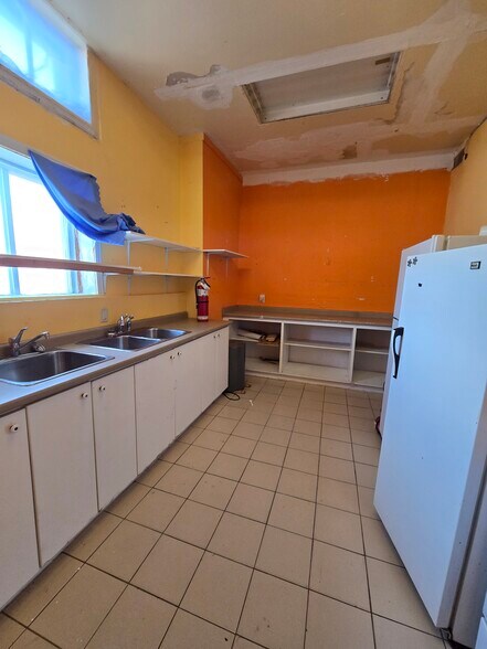 More Photos Of 75 Manitoba St, Bracebridge General Retail For Sale