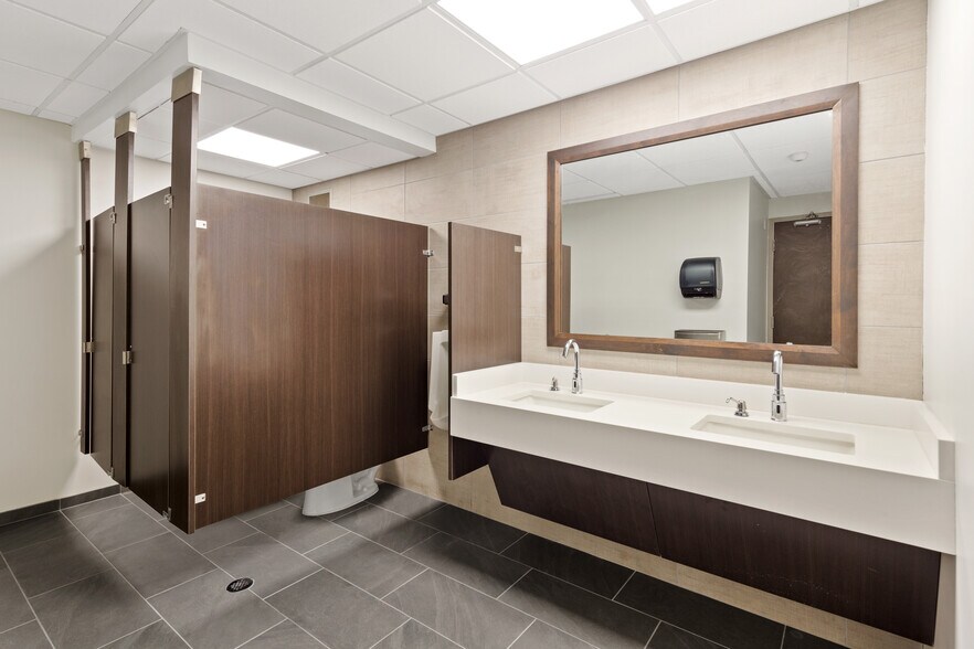 More Photos Of 6263 Poplar Ave, Memphis Office Residential For Lease