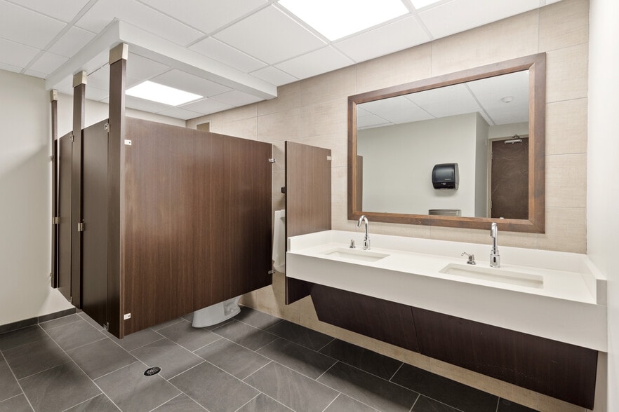 More Photos Of 6263 Poplar Ave, Memphis Office For Lease